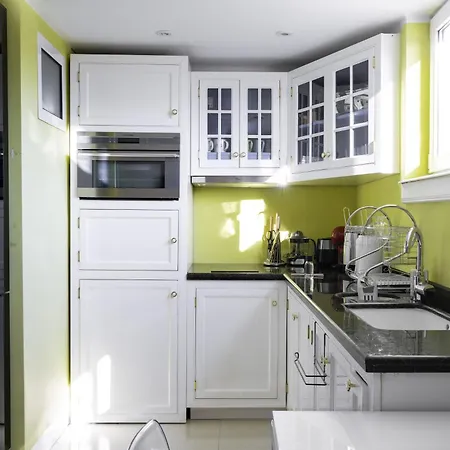 Views From Cozy 1-bedroom Flat By Flat Mаnager