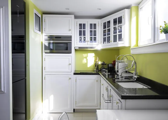 Views From Cozy 1-bedroom Flat By Flat Mаnager